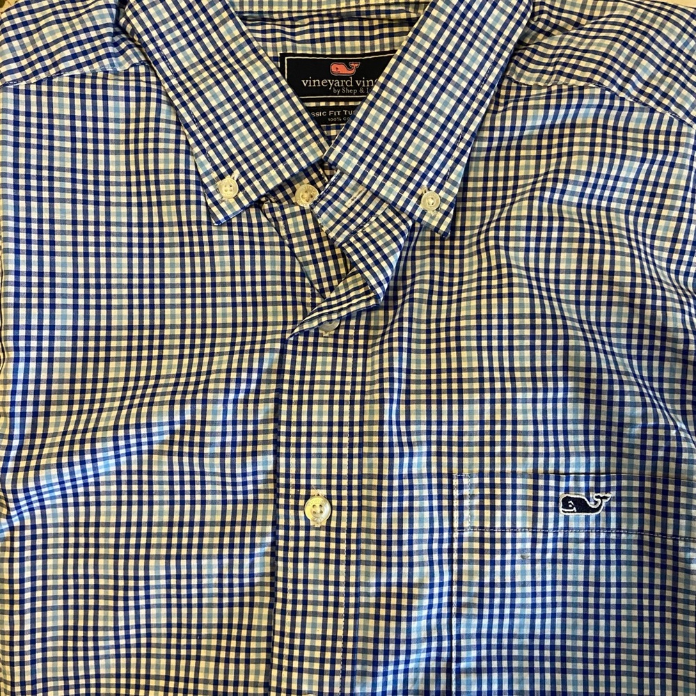 This is a new, never worn men’s button-down shirt by Vineyard Vines